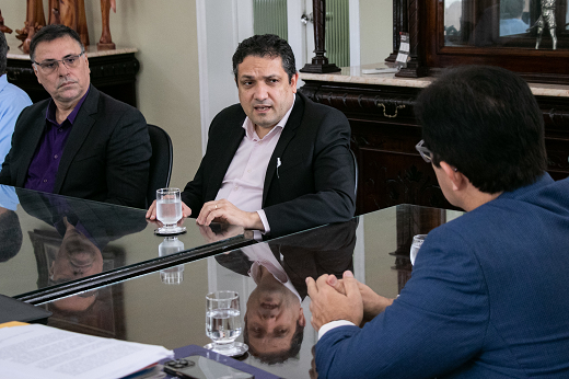 Imagem: Sentados à mesa, os reitores Anderson Correia e Custódio Almeida conversam sobre nova unidade do ITA no Ceará. (Foto: Ribamar Neto/ UFC informa)