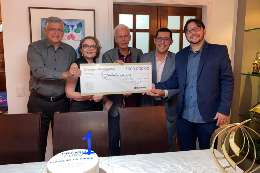 Imagem: Equipe vencedora, responsável pelas pesquisas com pele de tilápia, segurando cheque simbólico de 50 mil euros (Foto: Divulgação)