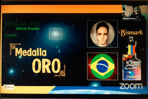 Banner da OLLA, com o texto "medalha de ouro", em espanhol, e o rosto do estudante Bismark Mesquisa acima da bandeira do Brasil (Imagem: Divulgação/OLAA 2020)