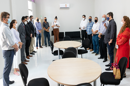 Imagem: Reitor, pró-reitores, diretores e docentes da Faculdade de Direito posicionam-se em arco na nova sala de professores da unidade