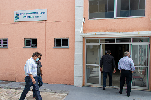 Imagem: Comitiva do reitor adentra o prédio administrativo da Faculdade de Direito, onde localiza-se o novo refeitório