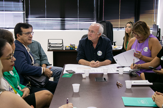 Imagem: Plano fechado mostra o reitor Custódio Almeida e o secretário municipal de Saúde Galeno Taumaturgo sentados à mesa. (Foto: Ribamar Neto/UFC Informa)