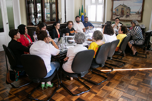 Imagem: Sentados à mesa, no Gabinete da Reitoria, participantes da reunião discutem ações de combate à orfandade infantil no Ceará. (Foto: Ribamar Neto/ UFC Informa)