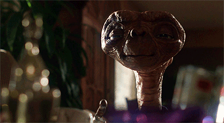 Animação mostra o personagem ET, do filme "ET, o Extraterrestre", sorrindo