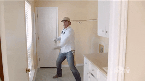 Animação mostra homem dançando enquanto trabalha na pintura de uma casa