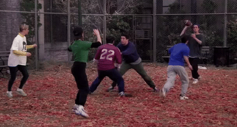 Personagens da série Friends jogam futebol americano