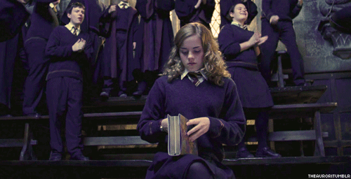 A personagem Hermione Granger, da série de filmes Harry Potter, abre um livro
