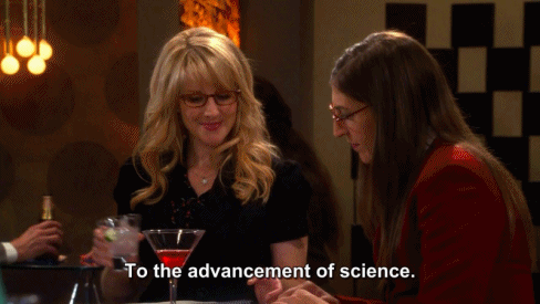 As personagens Bernadette e Amy, da série The Big Bang Theory, fazem um brinde à ciência