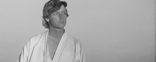 O personagem Luke Skywalker, dos filmes Star Wars, mira o horizonte pensativo
