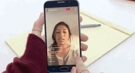 Vídeo de uma pessoa segurando um smartphone na mão e assistindo uma live
