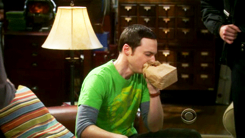 Personagem Sheldon, da série Big Bang Theory, respira em um saco de papel