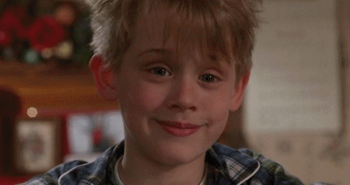 Personagem de Macaulay Culkin no filme Esqueceram de Mim sorri para a câmera