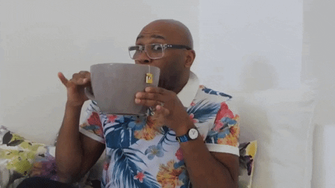 Animação mostra homem tomando chá em uma xícara enorme
