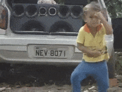 Animação mostra menino dançando forró sozinho na frente de um carro
