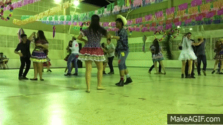Animação mostra pessoas dançando quadrilha em uma quadra escolar