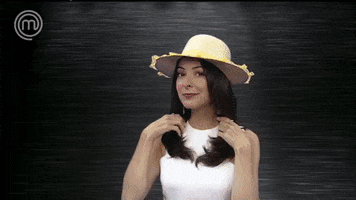 Animação mostra a apresentadora Ana Paula Padrão, da Rede Bandeirantes, de chapéu de palha, com bandeirinhas ao fundo