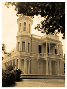 Foto da fachada da torre da Reitoria da Universidade Federal do Ceará.
