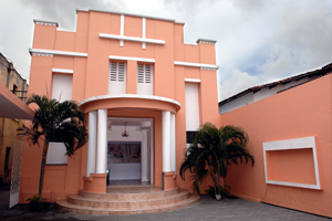 Foto da fachada do prédio do Teatro Universitário Paschoal Carlos Magno.