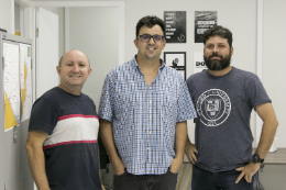 Imagem: O grupo de pesquisadores do LABOMAR, Rivelino Cavalcante, Carlos Teixeira e Luiz Ernesto Bezerra, analisa a origem das caixas surgidas na costa do Nordeste (Foto: Viktor Braga)