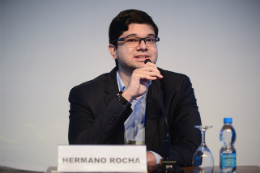 O Prof. Hermano Rocha, do Departamento de Saúde Comunitária, falando ao microfone, sentado, durante um evento (Foto: Divulgação)