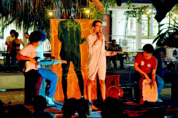 Imagem: Banda de música formada por três pessoas se apresentando em um pequeno palco (Foto: Divulgação)