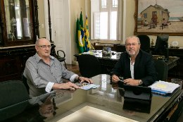 Foto posada do Prof. Afrânio Craveiro e do Prof. Cândido Albuquerque sentados à mesa no Gabinete da Reitoria da UFC