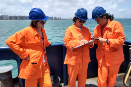 Imagem: Pesquisadoras do LABOMAR fazendo anotações durante trabalho de campo a bordo de um barco (Foto: Divulgação/LABOMAR)