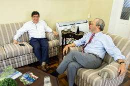 Foto da reunião entre o reitor Cândido Albuquerque e o secretário da Saúde do Ceará, Doutor Cabeto