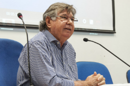 Foto do Prof. César Barreira discursando