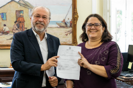 O reitor Cândido Albuquerque entrega o termo de posse para a Profª Fernanda Cláudia da Silva