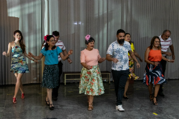 Imagem: foto de um grupo de pessoas dançando