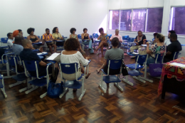 Pessoas sentadas em círculo numa sala de aula