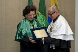 Profª Helena Pitombeira recebendo título de Professor Emérito da UFC