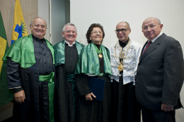 Helena Pitombeira recebe o título de Professor Emérito