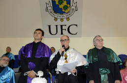 Imagem: Reitor Jesualdo Farias entre o Pró-Reitor de Graduação, Custódio de Almeida, e o Vice-Reitor, Henry Campos