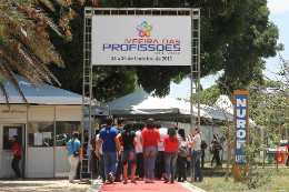 Imagem: Estudantes do Ensino Médio chegam à Feira das Profissões no Campus do Pici