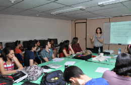 Imagem: Em laboratório do Curso de Arquitetura e Urbanismo da UFC, estudantes participam de workshop