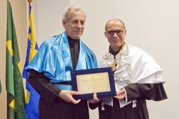 Imagem: Solenidade de outorga do título de doutor honoris causa a Nelson Maculan.