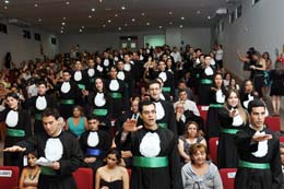 Imagem: Centésima turma de Medicina, formada por 73 concludentes, cola grau no auditório da FEAAC.