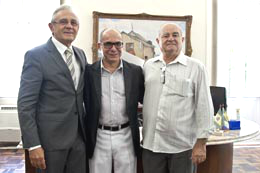 Reitor Jesualdo Farias, ladeado pelos professores Luiz Porto (à esquerda) e Luciano Moreira, da Faculdade de Medicina.
