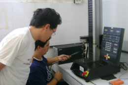 Imagem: Pesquisadores do Laboratório operam equipamento para ensaios com fibras vegetais 