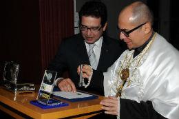 Imagem: Haroldo Aragão, diretor dos Correios, e o Reitor Jesualdo Farias lançam selo comemorativo