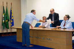 Imagem: Reitor Jesualdo Farias entrega ordem de serviço a representante de empresa vencedora de licitação