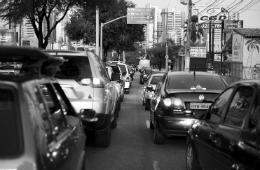 Imagem: As causas dos transtornos do tráfego, cada vez mais frequentes em Fortaleza, são discutidas na obra. (Foto: Júnior Panela)