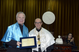 Imagem: O Reitor Jesualdo Farias entregou ao Prof. Harry Eugene Stanley o título de professor honoris causa da UFC