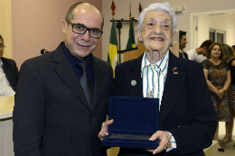 Imagem: O Reitor da UFC, Prof. Jesualdo Farias, e a primeira professora do curso de Pedagogia, Zélia Sá Viana Camurça