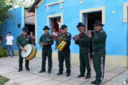 Imagem: Banda Cabaçal Santo Antônio se apresenta em frente à Fundação Casa Grande, em Nova Olinda (Foto: Márcio Mattos)
