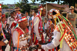 Imagem: Em trajes tradicionais, repletos de cor, grupo de reisado se apresenta a céu aberto (Foto: Márcio Mattos)