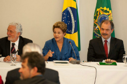 Imagem: Entre o ministro Aloizio Mercadante e o governador da Bahia, Jaques Wagner, presidenta Dilma Rousseff sanciona lei que cria a Universidade Federal do Cariri