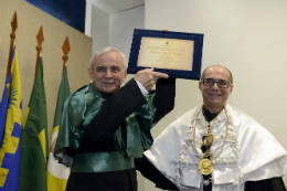 Imagem: O Prof. Manassés levanta o titulo de Emérito ao lado do Reitor Jesualdo Farias